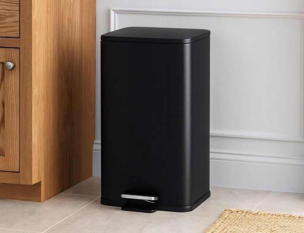 Κάδοι Απορριμάτων Pedal Bin Iron 30L Black Clr